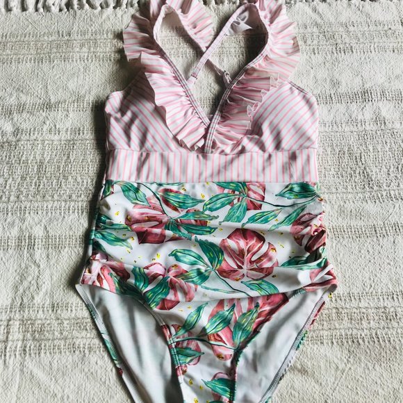 One piece Ruffle - Picture 5 of 6